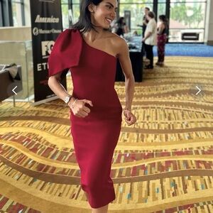 DRESS THE POPULATION Tiffany One-Shoulder Dress in Red
Size  (L)